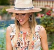 Kallina hat great condition perfect for summer or the winery 💕🌸