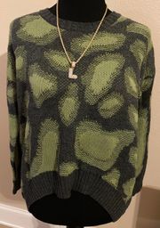 JUNIORS  GRAY AND GREEN HIGH/LOW XTRA LARGE CHEETAH CREW SWEATER SM