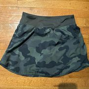 Old navy active camo skort. Size medium.