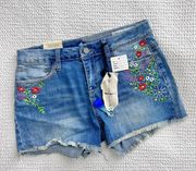 Embroidered denim shorts with frayed hem