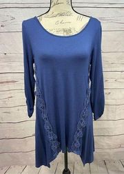 1541-Cable &Gauge blue longer shirt with lace on the sides