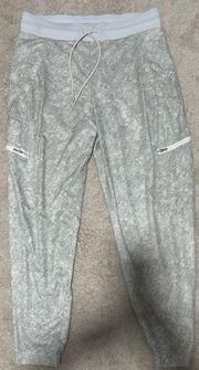 Athleta, Venture Printed pant. Zipper pocket on each leg. Size 8.