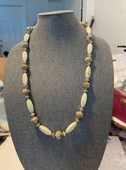 Vintage Pretty marbled and oval cream bead necklace