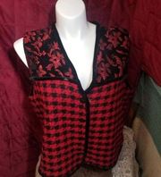 - Ms. Lee size 2X red plaid vest. Decorative flower print on top half of v…