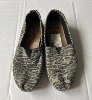 Toms  Classic Animal Print Size 6 Women’s Slip On Flats Shoes