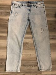 acid washed, lightly distressed jeans, no size tag, waist stretches to 20in., inseam is 27