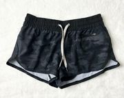 Vuori Clementine Short Camo Black Watercolor Mid Rise Zip Pocket Size Small