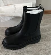 NIB  chunky Chelsea boot