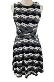 Eci Sleeveless Dress Size 8 Black White Flattering Geometric Fit and Flare Lined