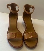 TORY BURCH Marcia WEDGW NEUTRAL TAN LEATHER Ankle Strap Small Wedge 7.5 M EUC