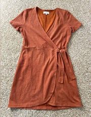 Texture & Thread Short Sleeve V-Neck
Side Tie Wrap Dress Burnt Orange M