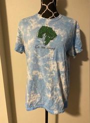 EUC Chemistry Blue and White Tie Dye Eat Your Greens Broccoli Graphic tee size m