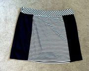 Like new women’s black & white IZOD golf skort w/elastic waist & pockets size XL