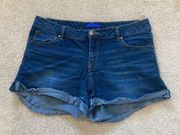 ⭐️ Simply styled jean shorts in size 8