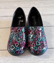 Easy Street Women's Laurie Clog Slip Resistant Outsole hearts print size 8.5