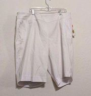 New westbound white Bermuda shorts, size 24W ￼