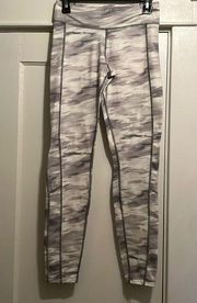Under Armour | White & Grey Camp Printed Cold Gear Leggings NWOT Size Medium