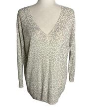 Dynamite Leopard Print Pullover Sweater S White Stretch Knit V Neck High Low