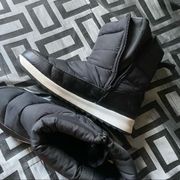 Time and Tru Blank ankle snow boots, zipper up sides