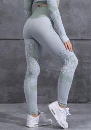 Halara  Seamless Sculpting Leggings in Mint/Green NWT Sold out Size Small