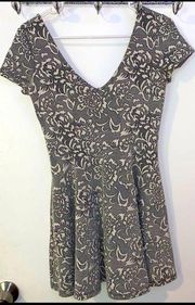 Forever 21 Grey & White Floral Design Dress size Small