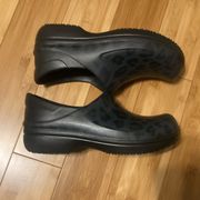 Crocs Neria Pro II Clogs Black/Gray Leopard Print Slip On Shoes Women’s Size 9