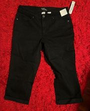 NWT - Time & Tru- black mid rise capris