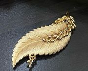 Vintage 50’s Crown TRIFARI Brushed Gold Tone Gold-plated Textured Leaf Brooch