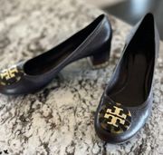 TORY BURCH Amy Medallion Brown Round Toe Gold Band Heels Size 7.5