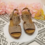 NATURALIZER SOUL Mia Taupe Wedges Size 11M