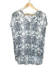 Seven7 Women’s Silky Snakeskin Print Tunic Blouse in White/Grey Size M