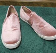 Steve Madden  pink velvet slip ons size 10