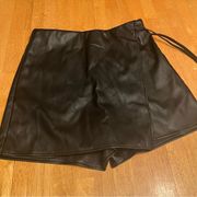 Hesperus black faux leather skort, size Large.
