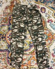 3/$25 ⭐️ Women’s M Camo jogger style pant