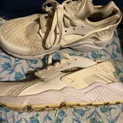 Nike ALL WHITE SIZE 9 WOMENS HURACHE SHOES