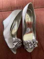 The Touch Of Nina Silver Wedge Ruffle Open Toe Formal Prom Wedding Shoes Sz 6.5