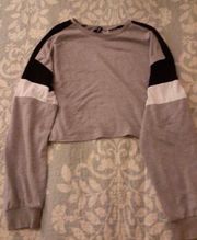 by H&M Women’s Used Grey Colorblock Long Sleeve Crop Top (Size M)