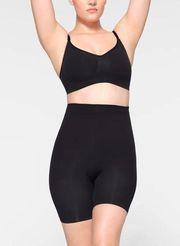 Skims Seamless Sculpt Mid Thigh Short Shapewear in Onyx Black Size XL