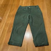 Time and tru women’s green distressed mid-rise Capri jeans size 8.