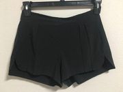 Lululemon Women  Mid Rise Shorts 2" Inseam Black Pleats Front & Back Pockets Sz 6