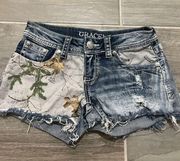 Grace in La Camo print low rise cut off jean shorts size 25