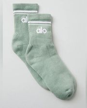 NWT Alo Yoga Unisex Half-Crew Throwback Sock Icy Sage/White Small