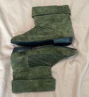 NWOT Newport News size 10 gorgeous green suede ankle boots with 1” heels
