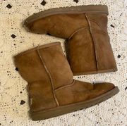 UGG Women’s  short classic boots size 6 chestnut tan light brown classic short