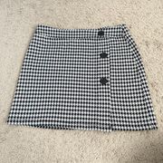 Black White Houndstooth Print Mini Skirt Size Medium Button detail