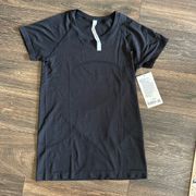 Lululemon Swiftly Tech Short-Sleeve Shirt 2.0 in Black 
Size 8