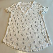 Zoe + Liv White V Neck Short Sleeve T-Shirt‎ Women's Size Medium