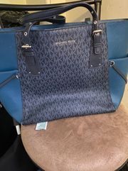 Michael Kors Medium Voyager