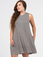 NEW Agnes and Dora Sleeveless Tunic Swing Dress Black White Stripe Size Large