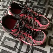 Avia pink/black gym shoes